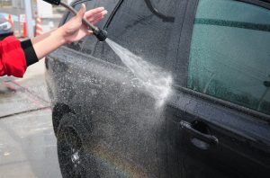 車を洗う